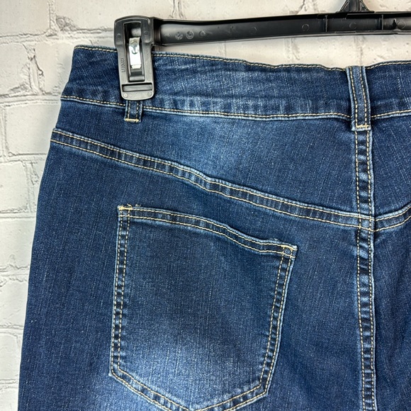 BloomChic Stretchy Roll Hem Distressed Denim Shorts Plus Size 16 1X - Picture 6 of 6